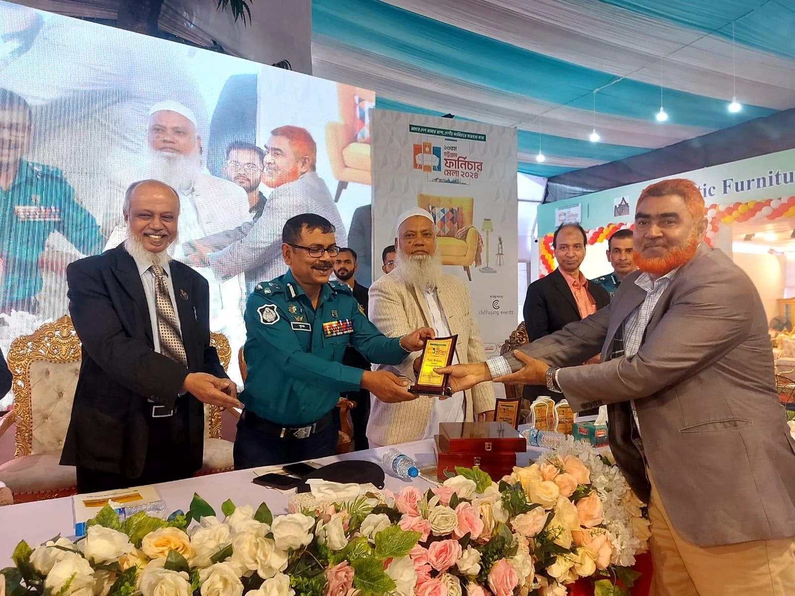 সম্মাননা স্মারক গ্রহণকালে ব্যবস্থাপনা পরিচালক